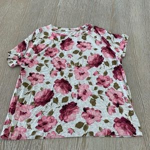 Never been worn American Eagle soft flower T-Shirt